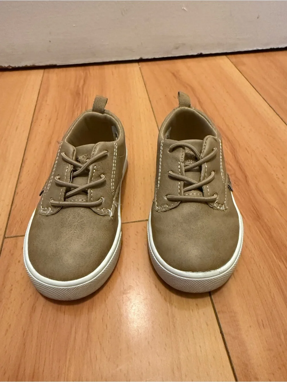 OshKosh B'gosh Toddler Boys Casual Sneakers in Brown with White Soles in Size 6
